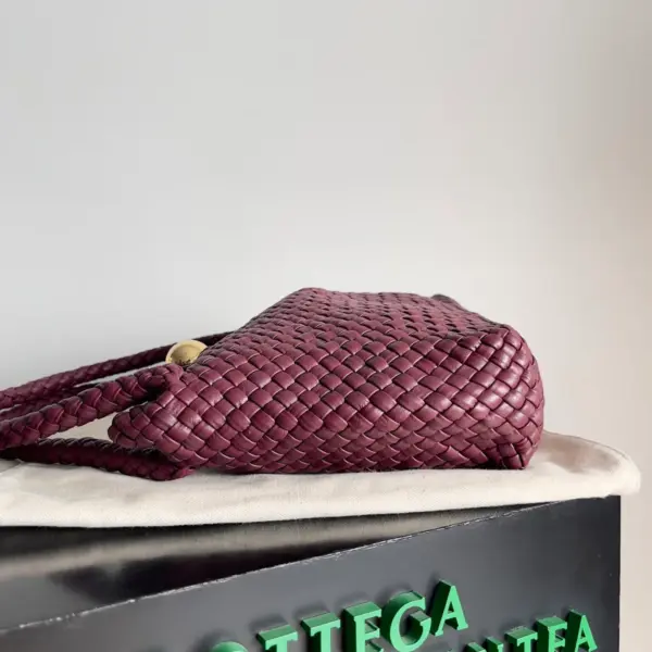 Intreccio編織皮革小號肩背包-巴羅洛酒紅 12 Intreccio編織皮革小號肩背包-巴羅洛酒紅
