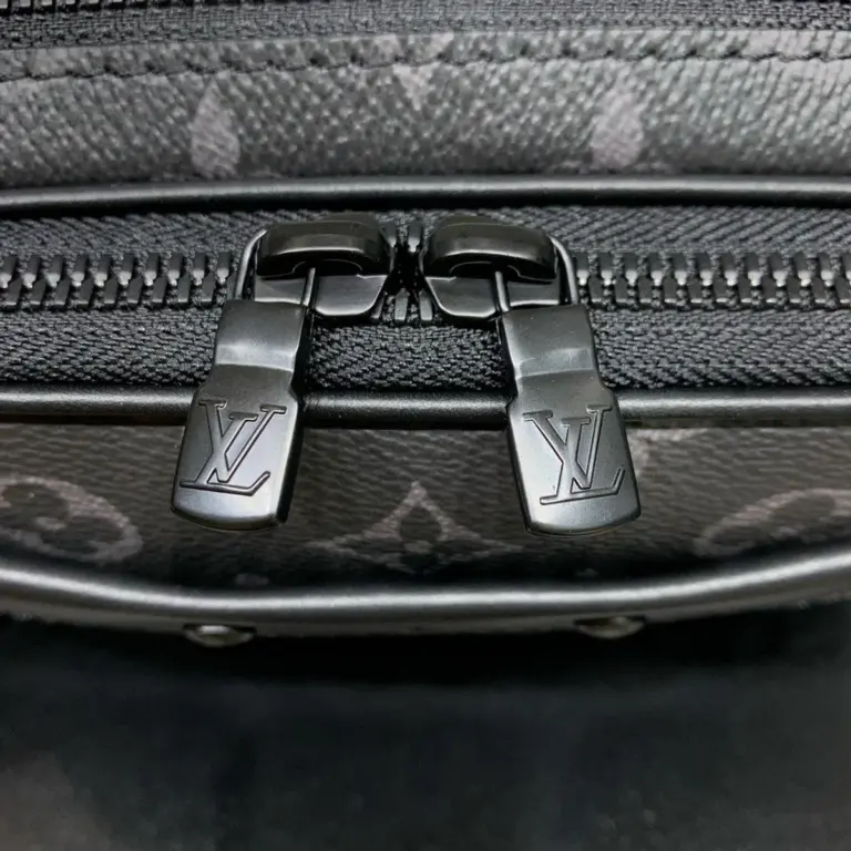 Louis Vuitton Alpha 可穿戴式錢包 - Monogram Eclipse 帆布款