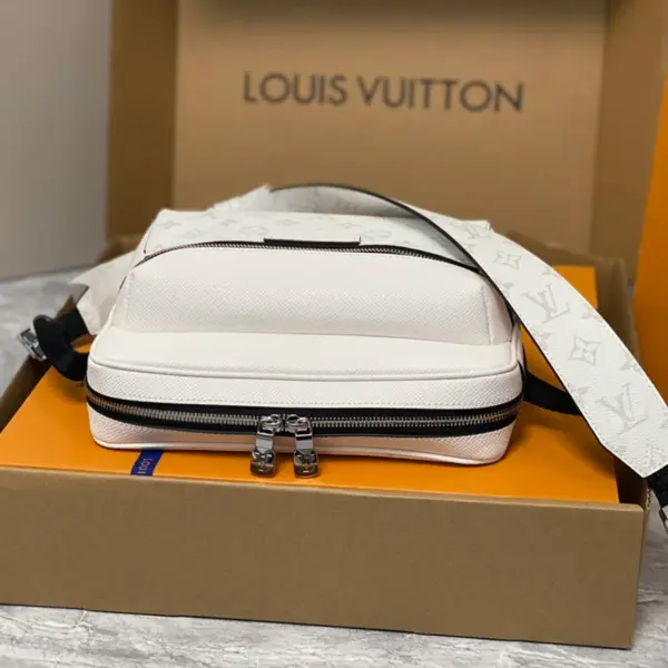 LV Outdoor迷你郵差包 | Monogram塗層帆布 & Taïga牛皮 時尚設計