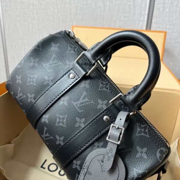 路易威登Keepall Bandoulière 25 Monogram Eclipse Reverse帆布包包 16 路易威登Keepall Bandoulière 25 Monogram Eclipse Reverse帆布包包