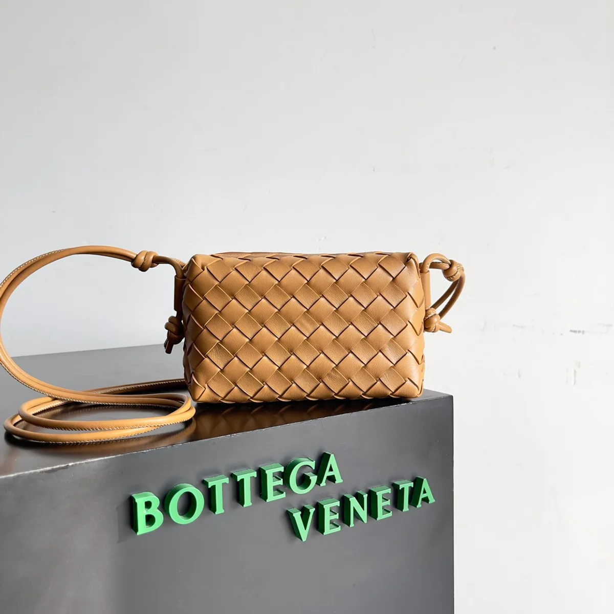 BottegaVeneta駝色Intrecciato編織牛皮革迷你斜挎包 2 BottegaVeneta駝色Intrecciato編織牛皮革迷你斜挎包