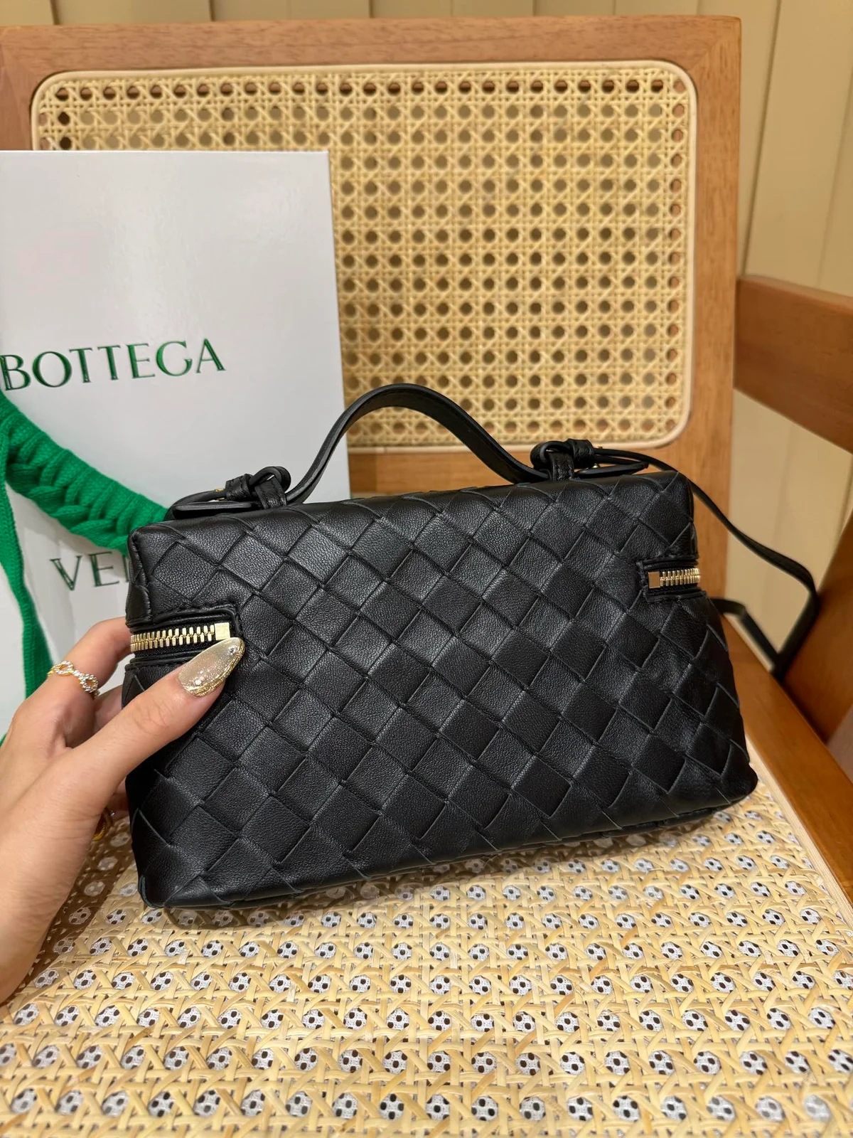 Intrecciato編織皮革化妝包可拆卸背帶 6 Intrecciato編織皮革化妝包可拆卸背帶