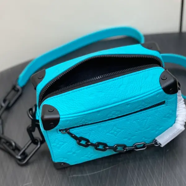 路易威登Mini Soft Trunk Turquoise色Monogram壓花牛皮斜挎包
