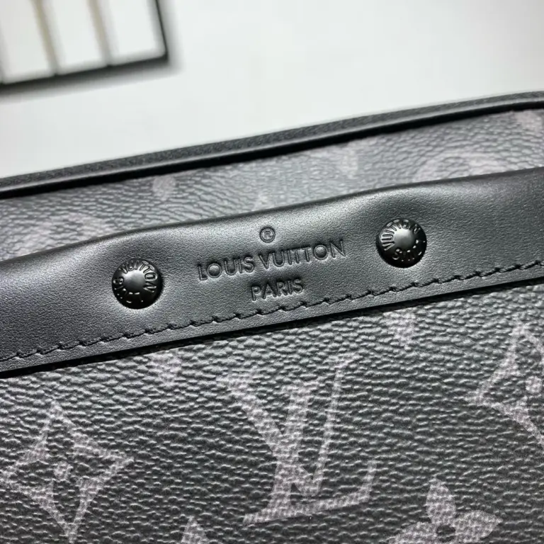 Louis Vuitton Alpha 可穿戴式錢包 - Monogram Eclipse 帆布款