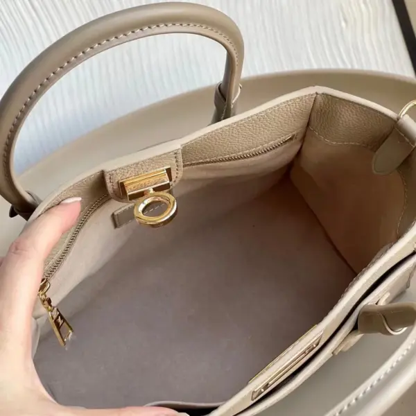 Louis Vuitton On My Side PM 小牛皮鏤空雕花手挽袋