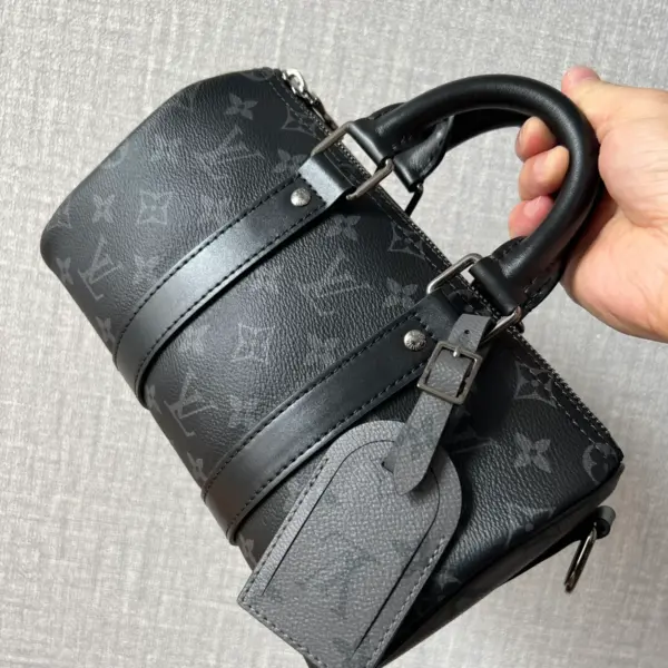路易威登Keepall Bandoulière 25 Monogram Eclipse Reverse帆布包包 12 路易威登Keepall Bandoulière 25 Monogram Eclipse Reverse帆布包包