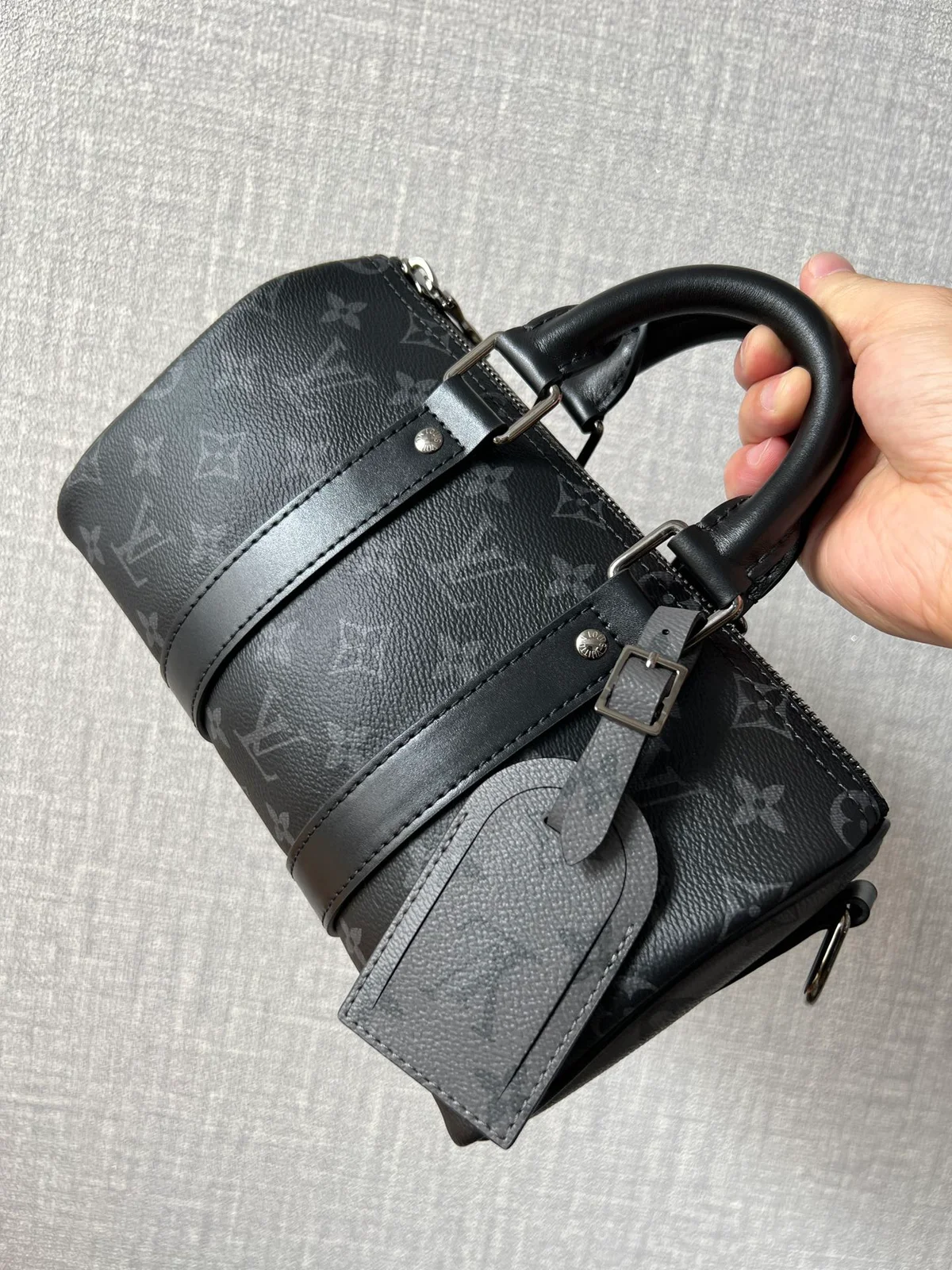 路易威登Keepall Bandoulière 25 Monogram Eclipse Reverse帆布包包 3 路易威登Keepall Bandoulière 25 Monogram Eclipse Reverse帆布包包