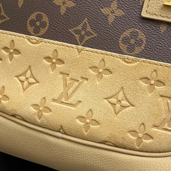 LV Outdoor Backpack 壓花麂皮細節粒面皮革雙肩包 22 LV Outdoor Backpack 壓花麂皮細節粒面皮革雙肩包