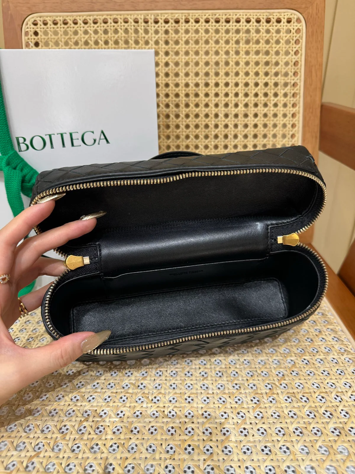 Intrecciato編織皮革化妝包可拆卸背帶 9 Intrecciato編織皮革化妝包可拆卸背帶
