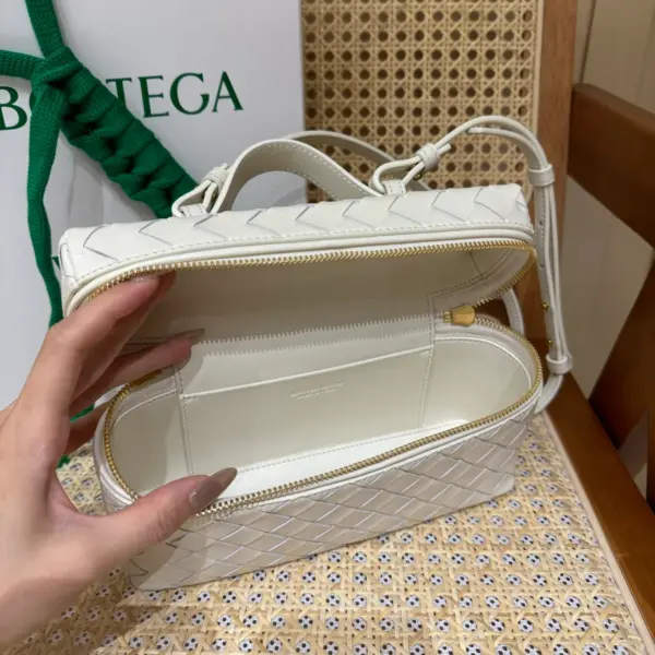 Intrecciato編織皮革化妝包