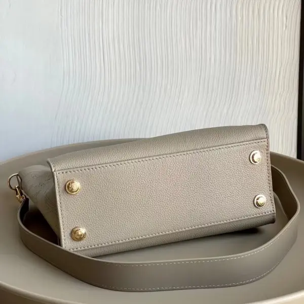 Louis Vuitton On My Side PM 小牛皮鏤空雕花手挽袋