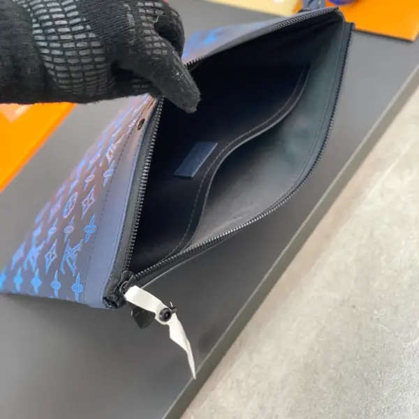 Louis Vuitton Pochette To-Go 隨身包 | 小牛皮Monogram印花 | 可拆式腕帶設計