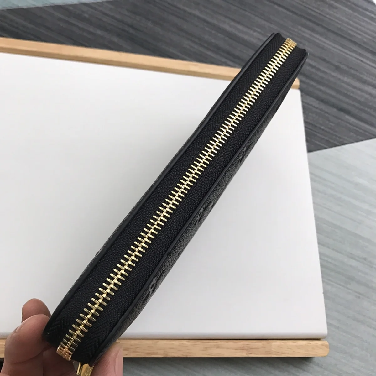 路易威登Monogram Empreinte拉鏈錢包 - 經典與實用並存