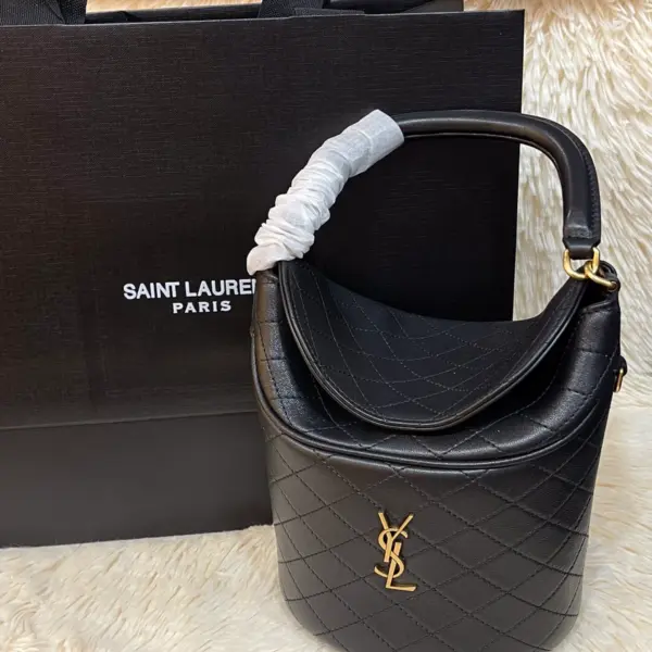 CASSANDRE絎縫小羊皮水桶包 11 CASSANDRE絎縫小羊皮水桶包