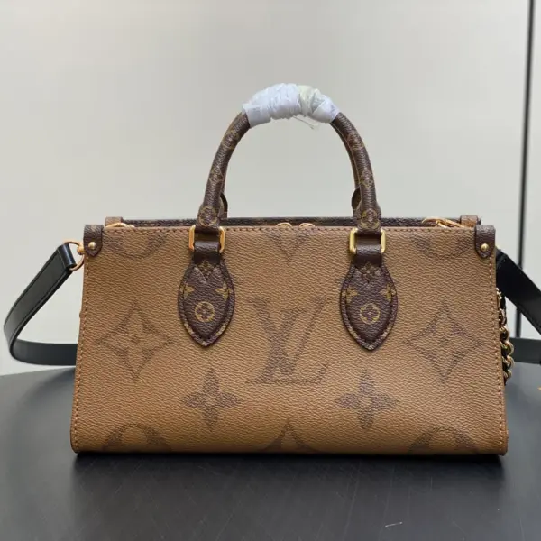 Louis Vuitton OnTheGo East West Chain 包包 - 經典Monogram Giant與多用途設計