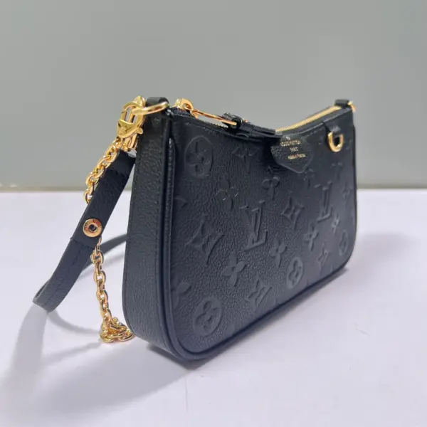 Louis Vuitton Easy Pouch On Strap 壓花牛皮鏈條斜挎包
