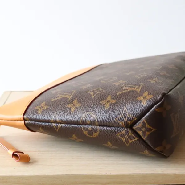 LV Pochette Voyage Souple 手拿包 - Monogram帆布旅行收納系列