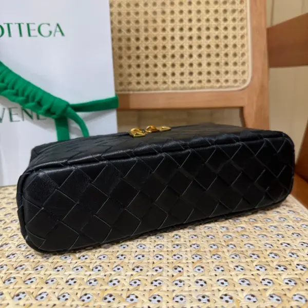 Intrecciato編織皮革化妝包可拆卸背帶 13 Intrecciato編織皮革化妝包可拆卸背帶