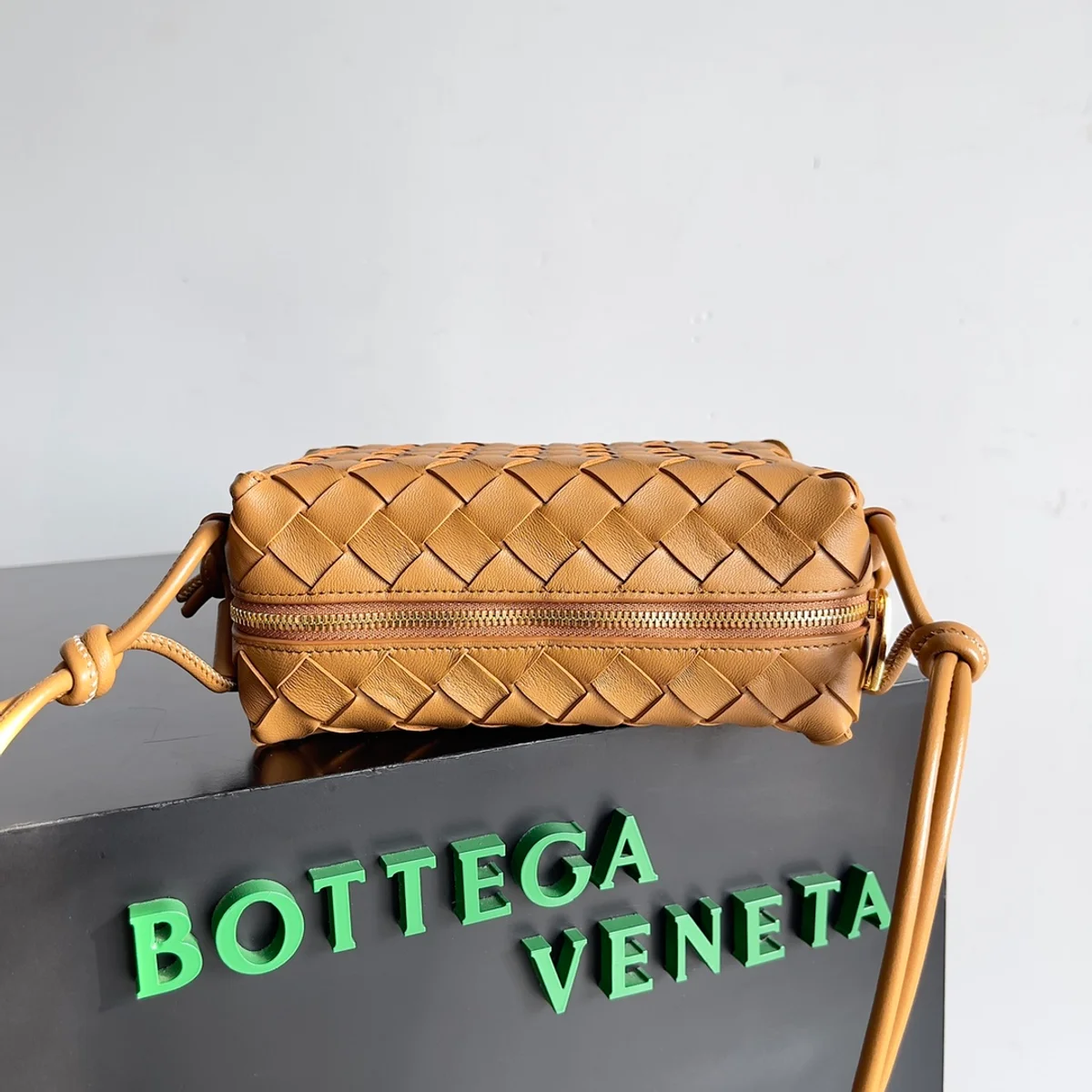 BottegaVeneta駝色Intrecciato編織牛皮革迷你斜挎包 4 BottegaVeneta駝色Intrecciato編織牛皮革迷你斜挎包