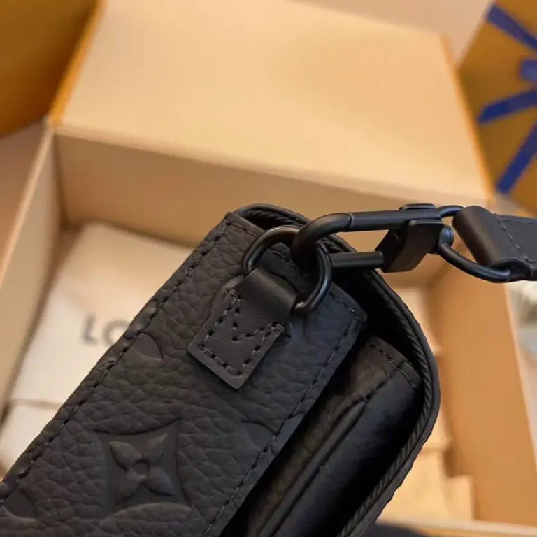 路易威登 S-Lock 直式隨身錢包 - 黑色Taurillon Monogram皮革