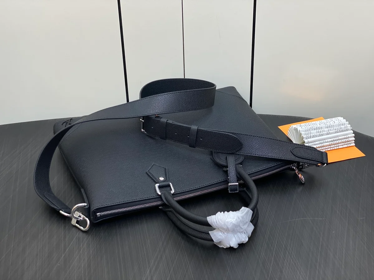 Louis Vuitton Slim NV 流線型Taïga牛皮商務公事包 4 Louis Vuitton Slim NV 流線型Taïga牛皮商務公事包