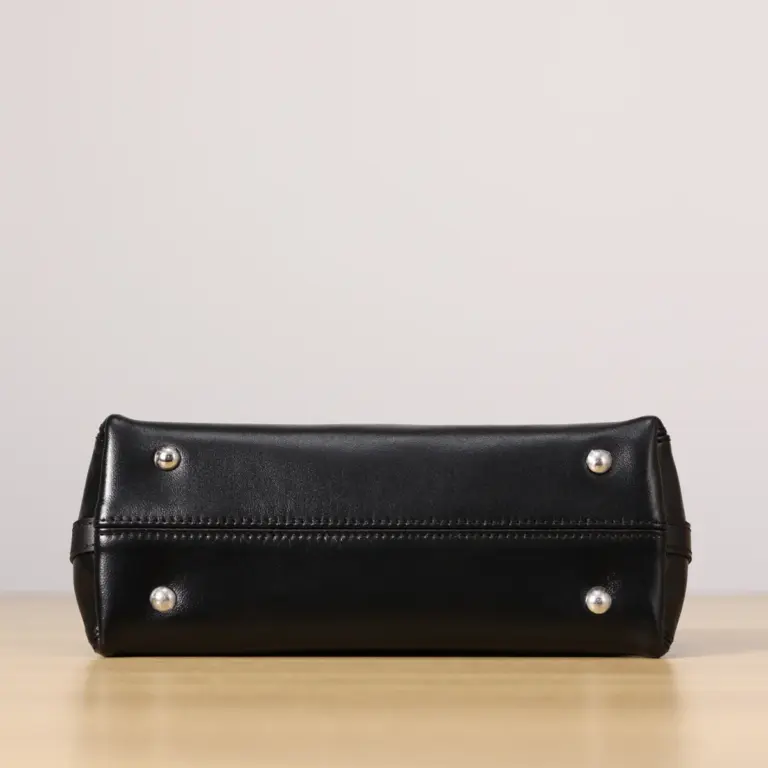 Louis Vuitton CarryAll Vibe BB 小羊皮銀鏈肩背包