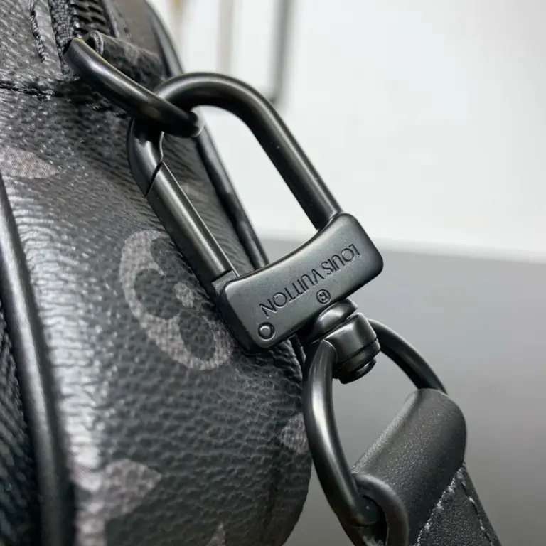 Louis Vuitton Alpha 可穿戴式錢包 - Monogram Eclipse 帆布款