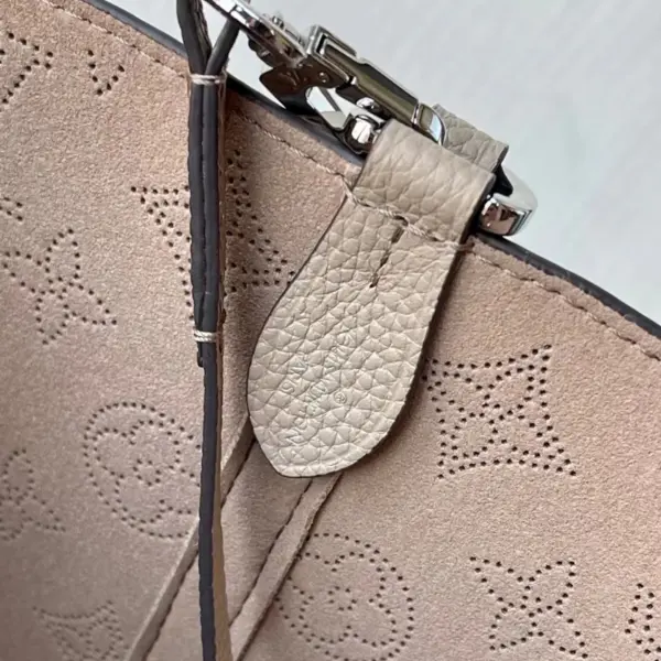 Louis Vuitton Blossom PM 手挽袋 - Mahina打孔通花小牛皮 米色 17 Louis Vuitton Blossom PM 手挽袋 - Mahina打孔通花小牛皮 米色