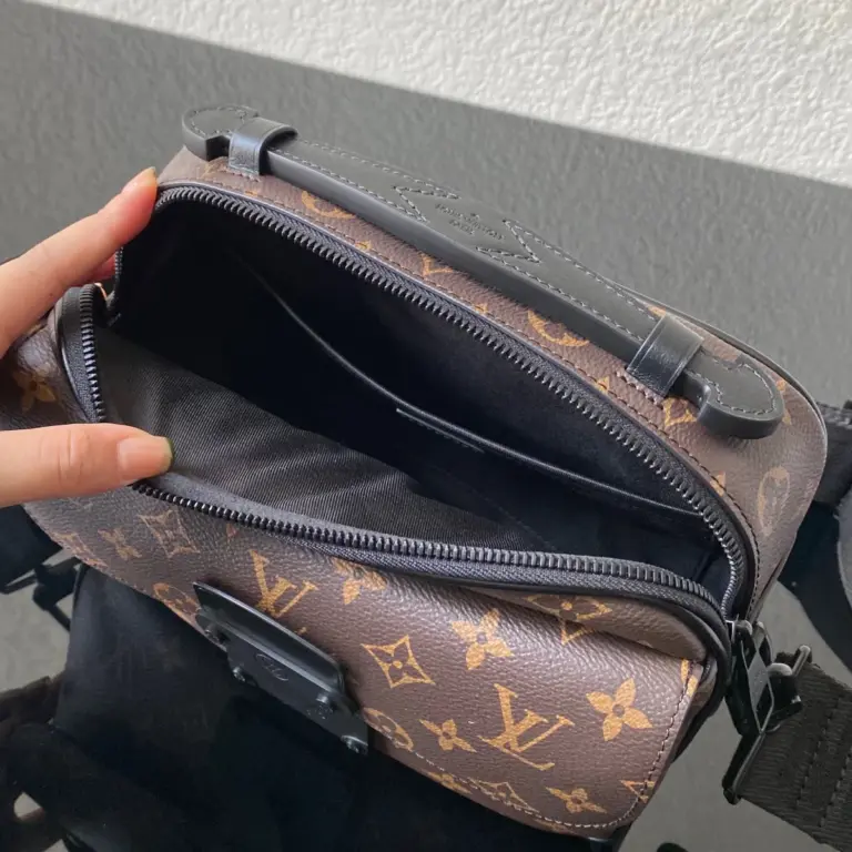 Louis Vuitton S Lock 郵差包 | Monogram Macassar塗層帆布 磁扣設計