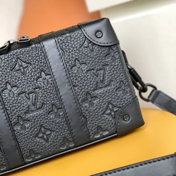 路易威登Soft Trunk Monogram壓花皮革斜挎錢包