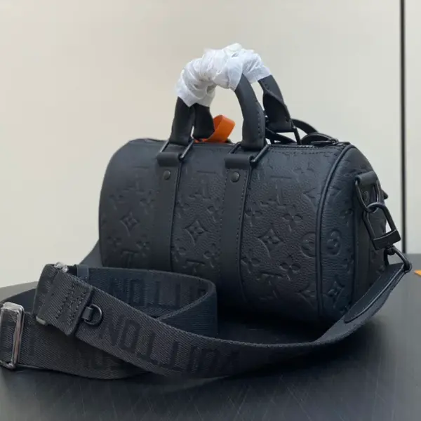 Louis Vuitton Keepall Bandoulière 25 黑色Taurillon Monogram迷你旅行袋 16 Louis Vuitton Keepall Bandoulière 25 黑色Taurillon Monogram迷你旅行袋