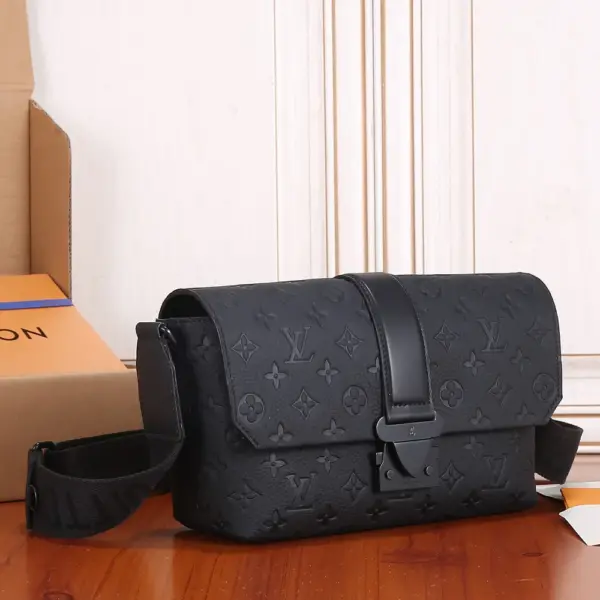 Louis Vuitton S-Cape 郵差包 | Taurillon Monogram 壓花牛皮 經典S-lock鎖扣設計