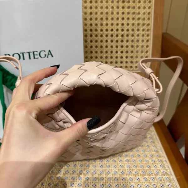 BottegaVeneta迷你Intrecciato編織蓮花粉斜挎包