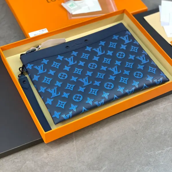 Louis Vuitton Pochette To-Go 隨身包 | 小牛皮Monogram印花 | 可拆式腕帶設計