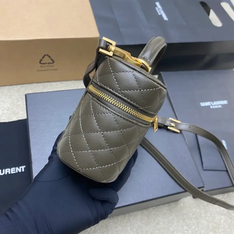 全拉鏈小羊皮化妝袋 - CASSANDRE菱形絎縫設計 13 全拉鏈小羊皮化妝袋 - CASSANDRE菱形絎縫設計