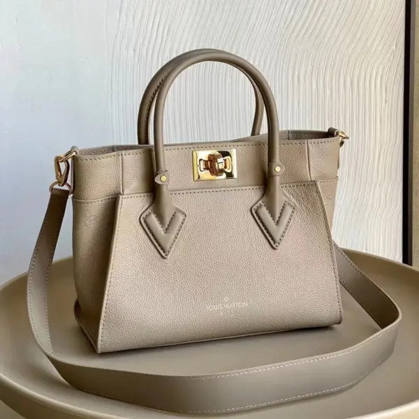 Louis Vuitton On My Side PM 小牛皮鏤空雕花手挽袋