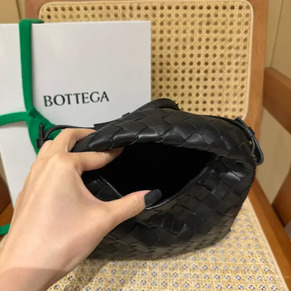 迷你Intrecciato編織卡其色牛皮斜挎包