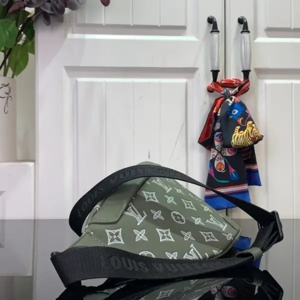 Louis Vuitton Discovery 腰包 | Olive綠色Monogram Shadow壓花小牛皮