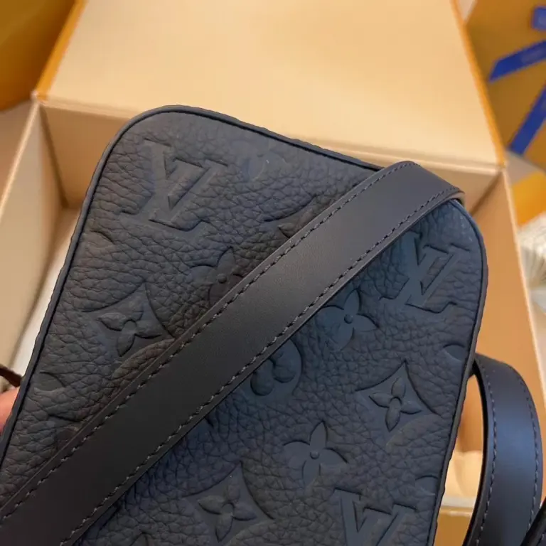 路易威登 S-Lock 直式隨身錢包 - 黑色Taurillon Monogram皮革