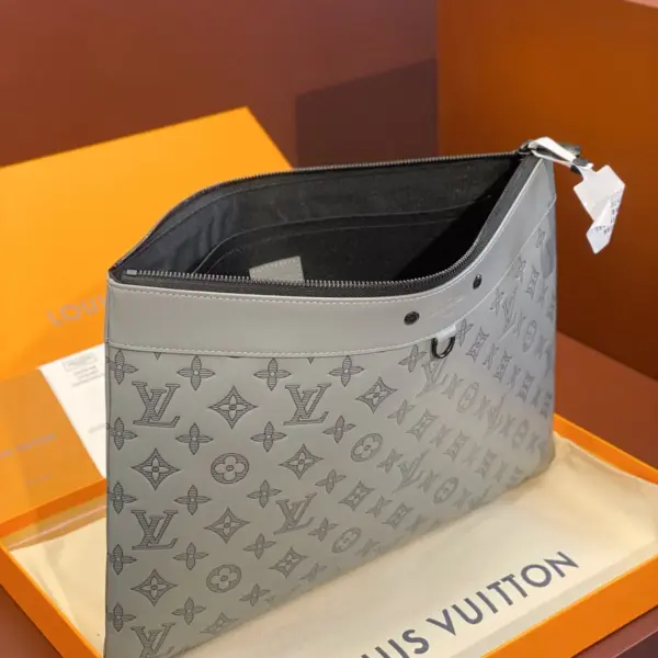 Louis Vuitton Pochette Discovery 灰色Monogram Shadow小牛皮隨身包 15 Louis Vuitton Pochette Discovery 灰色Monogram Shadow小牛皮隨身包