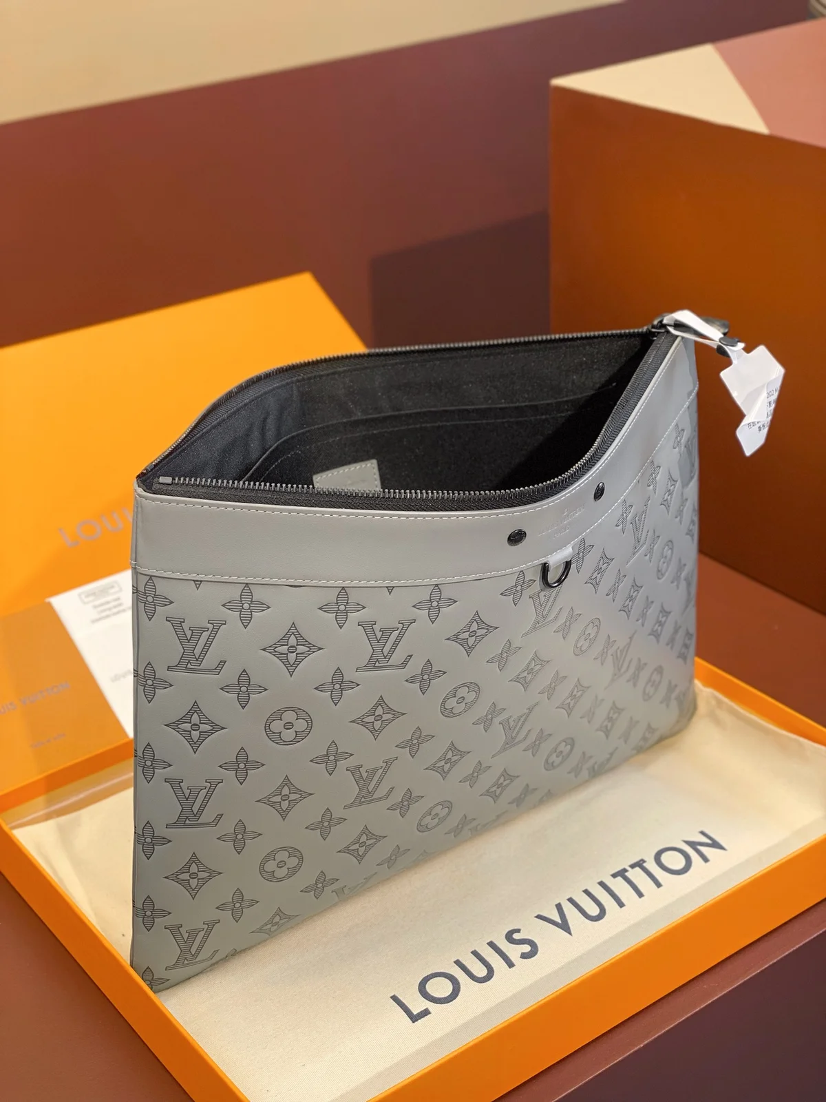 Louis Vuitton Pochette Discovery 灰色Monogram Shadow小牛皮隨身包 6 Louis Vuitton Pochette Discovery 灰色Monogram Shadow小牛皮隨身包