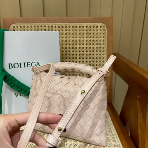 BottegaVeneta迷你Intrecciato編織蓮花粉斜挎包