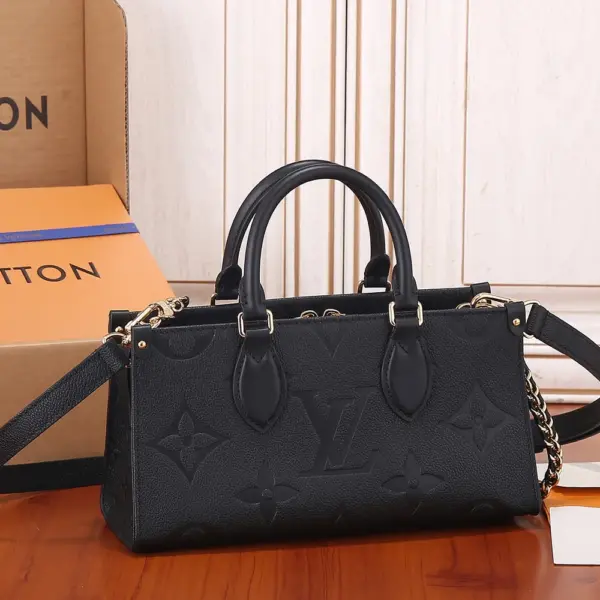 Louis Vuitton OnTheGo East West 黑色壓花粒面牛皮手挽袋