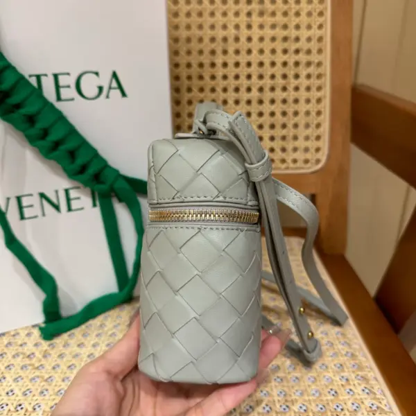 BottegaVeneta銀灰色Intrecciato編織皮革化妝包