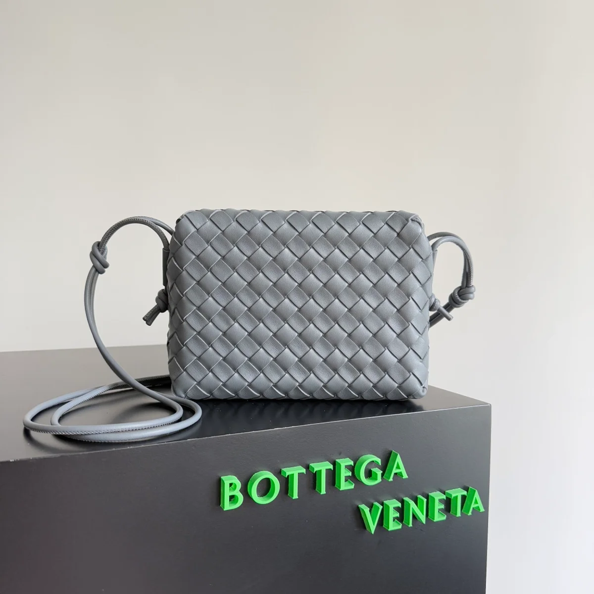BottegaVenetaIntrecciato編織閃電灰小號斜挎包 2 BottegaVenetaIntrecciato編織閃電灰小號斜挎包