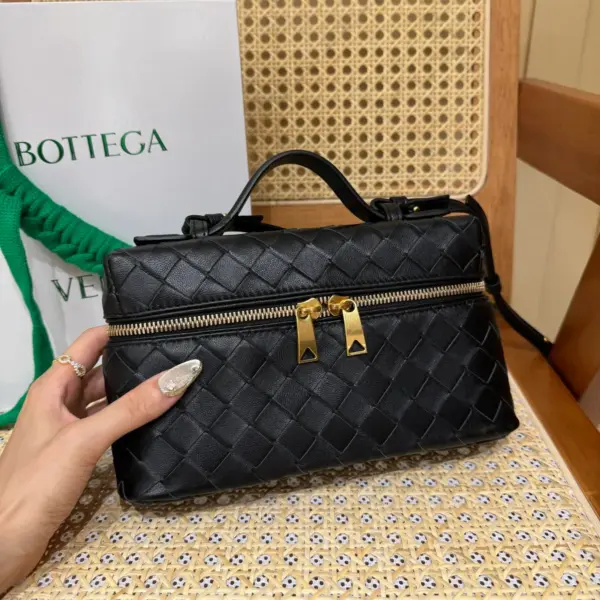 Intrecciato編織皮革化妝包可拆卸背帶 11 Intrecciato編織皮革化妝包可拆卸背帶