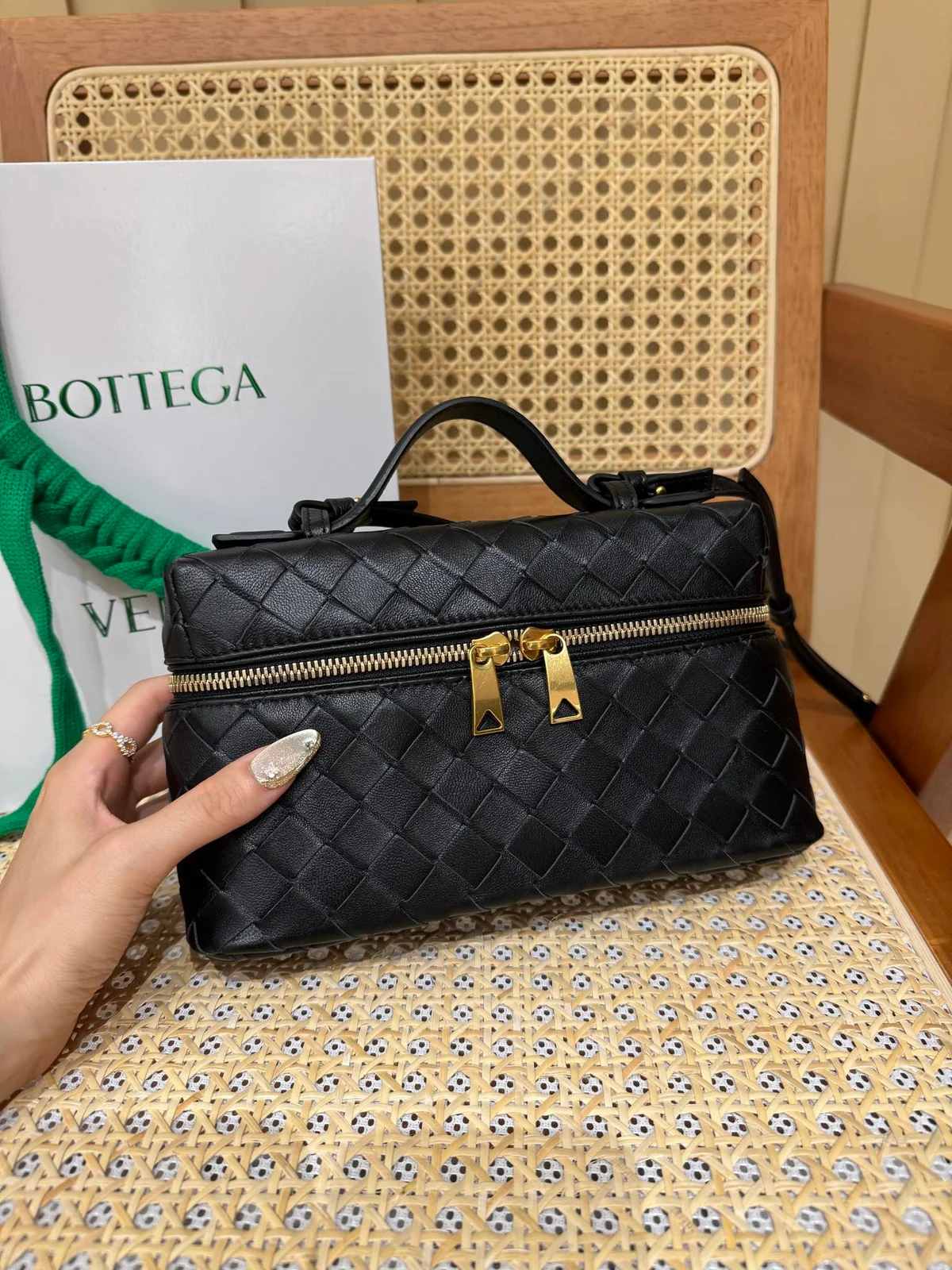 Intrecciato編織皮革化妝包可拆卸背帶 2 Intrecciato編織皮革化妝包可拆卸背帶