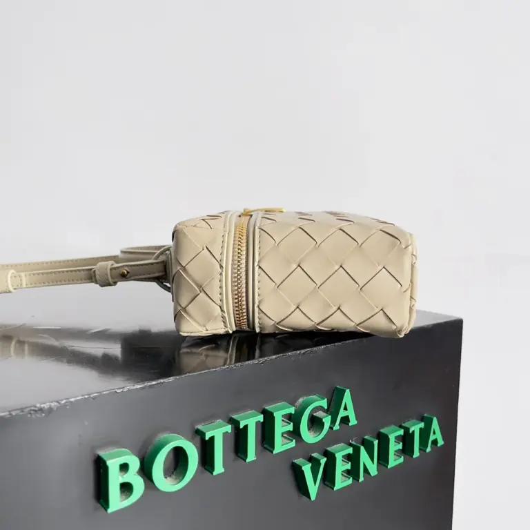 BottegaVeneta淡奶油糖色Intrecciato編織皮革化妝包