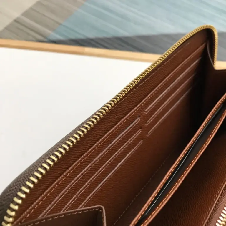 路易威登Monogram帆布拉鏈錢包 - 經典多功能收納設計