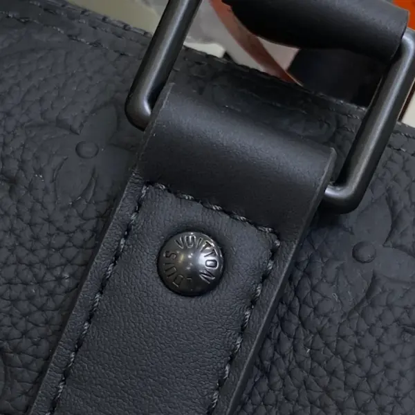 Louis Vuitton Keepall Bandoulière 25 黑色Taurillon Monogram迷你旅行袋 18 Louis Vuitton Keepall Bandoulière 25 黑色Taurillon Monogram迷你旅行袋